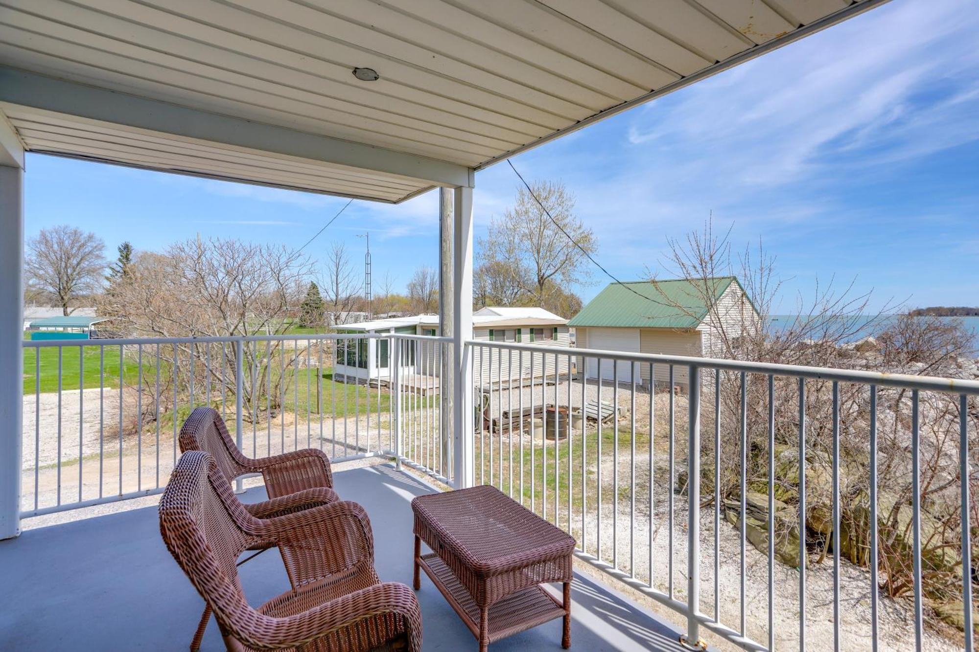 Waterfront Bass Island Retreat With Balcony And Tv Leilighet Put-in-Bay Eksteriør bilde